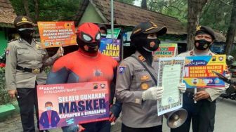 Wah, Spiderman di Solo Lakukan Sosialisasi Protokol Kesehatan