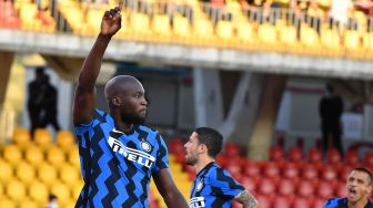 
Penyerang Inter Milan Romelu Lukaku (kiri) merayakan golnya dengan penyerang Inter Milan Alexis Sanchez (kanan) setelah membuka skor pada pertandingan sepak bola Serie A Italia Benevento melawan Inter Milan di Stadion Ciro Vigorito, Benevento, Italia, Rabu (30/9). [Tiziana FABI]
