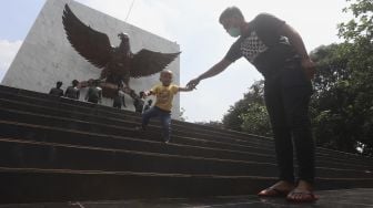 Warga mengunjungi Monumen Pancasila Sakti di Lubang Buaya, Jakarta, Kamis (1/10/2020). [Suara.com/Angga Budhiyanto]