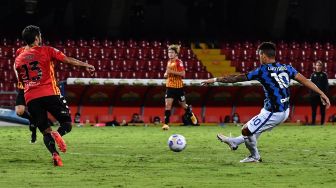 Penyerang Inter Milan Lautaro Martinez melakukan tembakan untuk mencetak gol kelima timnya selama pertandingan sepak bola Serie A Italia Benevento melawan Inter Milan di Stadion Ciro Vigorito, Benevento, Italia, Rabu (30/9). [Tiziana FABI / AFP]