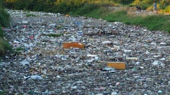 Sampah memenuhi Kali Kampung Bogor, Setiasih, Kabupaten Bekasi, Jawa Barat, Rabu (30/9/2020).  [ANTARA FOTO/Suwandy]