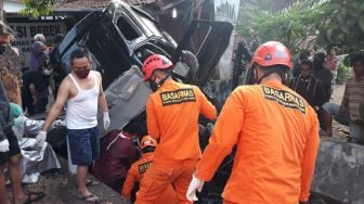 Mobil Tabrak Pohon lalu Terjun ke Parit di Jalan Parangtritis, 1 Meninggal