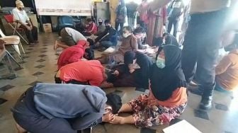 ABG yang Tawuran di Palmerah Dihukum Cium Kaki Orang Tua Mereka