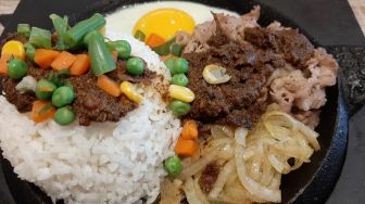 Makan Steak Bumbu Rendang Pakai Nasi di Ono Steak Jatiwaringin