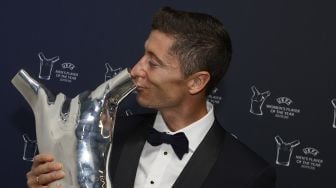 Penyerang Bayern Muenchen Robert Lewandowski saat menerima penghargaan pemain terbaik UEFA dalam acara UEFA Awards di Genewa, Swiss, Kamis (1/10). [Foto/AFP]