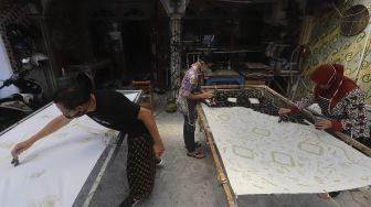 Perajin menyelesaikan proses pembuatan motif batik di Rumah Batik Palbatu, Jakarta, Jumat (2/10/2020). [Suara.com/Angga Budhiyanto]