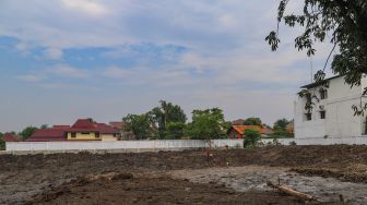 Kondisi pembangunan Waduk Pilar Jati di Cipinang Melayu, Jakarta Timur, Sabtu (3/10). [Suara.com/Alfian Winanto]