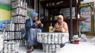 Warga menikmati minuman tradisional yang dibayar menggunakan sampah di kafe Ecobrick Jalan R.A Kartini, Kabupaten Jombang, Jawa Timur, Jumat (2/10/2020). [ANTARA FOTO/Syaiful Arif]