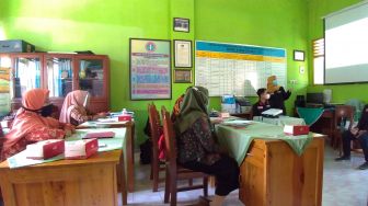 PMM 95 UMM Berikan Pelatihan Pemanfaatan E-learning di SDN 03 Dengkol