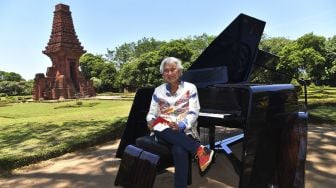 Presiden Direktur PT Saniharto Enggalhardjo Harsono Enggalhardjo berpose di samping piano Sjuman+Renanda yang mendapat rekor MURI untuk 'grand piano pertama buatan Indonesia' saat digelar rangkaian konser Raspodia Nusantara dan Kejayaan Nusantara di Candi Gapura Bajang Ratu, Trowulan, Mojokerto, Jawa Timur, Sabtu (3/10/2020). [ANTARA FOTO/Zabur Karuru]