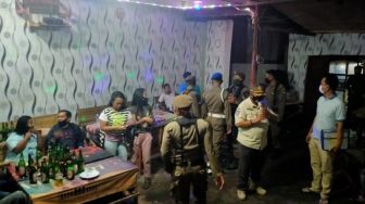 Razia Tempat Hiburan Malam, Satpol PP Kota Padang Amankan 9 Pemandu Lagu
