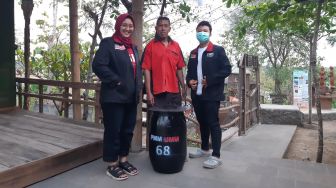 Peduli Wisata, PMM UMM Tambahkan Tempat Sampah di Area Wisata Gunung Budheg