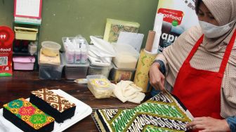 Perajin kue menyelesaikan pembuatan kue bolu bermotif batik di Pamulang, Tangerang Selatan, Banten, Jumat (2/10/2020). [ANTARA FOTO/Muhammad Iqbal]
