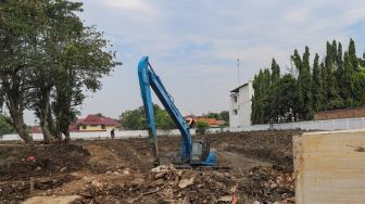 Alat berat digunakan untuk proses pembangunan Waduk Pilar Jati di Cipinang Melayu, Jakarta Timur, Sabtu (3/10). [Suara.com/Alfian Winanto]