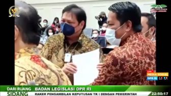 Airlangga Klaim UU Cipta Kerja Lindungi Buruh yang Terkena PHK