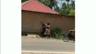 Sejoli Berantem di Jalan, Aksi si Pria Sampai jadi Tontonan Warga