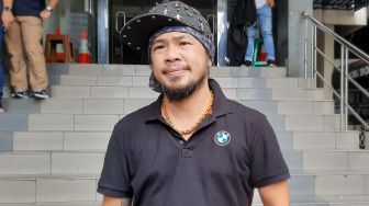 Youtuber dan Tatoo Artist Hendric Shinigami saat ditemui usai membuat surat laporan kepolisian terkait pencemaran nama baik di Polda Metro Jaya, Jakarta Selatan, Sabtu (3/10). [Suara.com/Alfian Winanto]