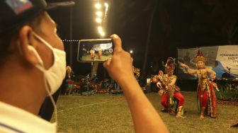 Penari tampil menghibur tamu hotel di Ketapang Indah, Banyuwangi, Jawa Timur, Sabtu (3/10/2020). [ANTARA FOTO/Budi Candra Setya]