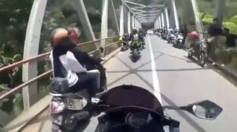 Viral Video Pemotor Geber-geber Mesin saat Lewat Jembatan, Picu Debat Panas