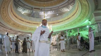 Warga Saudi dan warga asing melakukan umrah di kompleks Masjidil Haram di kota suci Mekkah, Minggu (4/10/2020). [Saudi Ministry of Hajj and Umra / AFP]