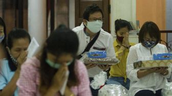 Sejumlah umat buddha mempersiapkan persembahan saat prosesi Sanghadana Kathina atau mengumpulkan dari umat di Wihara Buddha Dhamma, Karawang, Jawa Barat, Sabtu (3/10/2020). [ANTARA FOTO/M Ibnu Chazar]