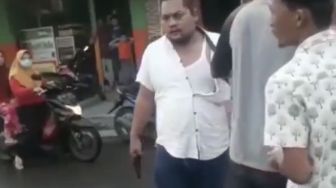 Pria Gondrong Aksi Koboi Bawa Pistol vs Jukir di Bekasi Ditangkap!