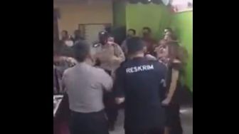 Polisi Goyang Bareng Biduan saat Corona, DPR: Mana Mungkin Warga Bisa Patuh