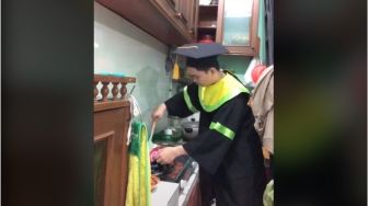 Bertingkah Nyeleneh, Pemuda Ini Masak Nasi Goreng Saat Wisuda Daring