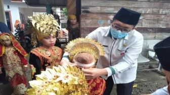 Anak-anak Kaget Plt Wako Hendri Septa Pasangkan Masker