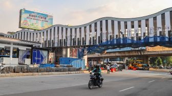 Suasana pembangunan jembatan penghubung halte Transjakarta Pasar Senen di Kawasan Senen, Jakarta Pusat, Senin (5/10). [Suara.com/Alfian Winanto]