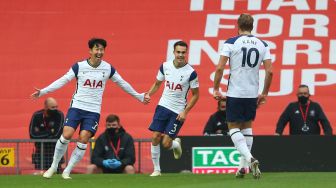 Striker Tottenham Hotspur Son Heung-Min (kiri) merayakan gol kedua mereka selama selama pertandingan sepak bola Liga Premier Inggris antara Manchester United melawan Tottenham Hotspur di Old Trafford, Manchester, Inggris, Minggu (4/10). [Alex Livesey / AFP]