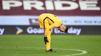 Kiper Liverpool Adrian bereaksi setelah kebobolan gol keenam mereka selama pertandingan sepak bola Liga Premier Inggris antara Aston Villa melawan Liverpool di Villa Park, Birmingham, Inggris, Senin (5/10) dini hari WIB. [PETER POWELL / POOL / AFP]