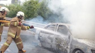 Mobil Peugeot Terbakar di Depan Kodam Jaya, Sopir Kabur Selamatkan Diri