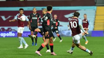 Gelandang Aston Villa Jack Grealish (kanan) mencetak gol dengan tembakan dibelokkan ini untuk membuat skor menjadi 6-2 selama selama pertandingan sepak bola Liga Premier Inggris antara Aston Villa melawan Liverpool di Villa Park, Birmingham, Inggris, Senin (5/10) dini hari WIB. [PETER POWELL / POOL / AFP]
