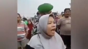 Lawan Petugas, Emak-emak PKL: Cari yang Kriminal, Jangan Kurang Kerjaan!