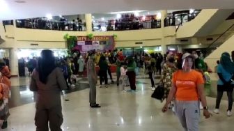 Satpol PP Makassar Bubarkan Acara Senam Dalam Mal