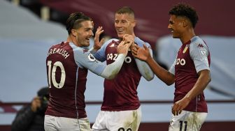 Gelandang Aston Villa Jack Grealish (kiri) merayakan golnya dengan gelandang Aston Villa Ross Barkley (tengah) dan striker Aston Villa Ollie Watkins (kanan) setelah mencetak gol ketujuh mereka selama pertandingan sepak bola Liga Premier Inggris antara Aston Villa melawan Liverpool di Villa Park, Birmingham, Inggris, Senin (5/10) dini hari WIB. [PETER POWELL / POOL / AFP]