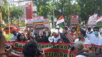 Brimob Bubarkan Demo Annisa Bahar cs, Senjata Gas Air Mata Siaga!