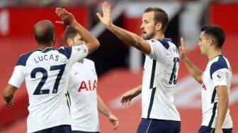 Striker Tottenham Hotspur Harry Kane (2R) merayakan gol penalti untuk gol keenam selama pertandingan sepak bola Liga Premier Inggris antara Manchester United melawan Tottenham Hotspur di Old Trafford, Manchester, Inggris, Minggu (4/10). [CARL RECINE / AFP]
