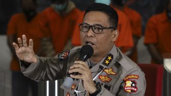 Kadiv Humas Polri Irjen Argo Yuwono memberikan keterangan kepada wartawan saat menggelar konferensi pers terkait kasus pembobolan perbankan di Bareskrim Polri, Jakarta, Senin (5/10/2020). [Suara.com/Angga Budhiyanto]