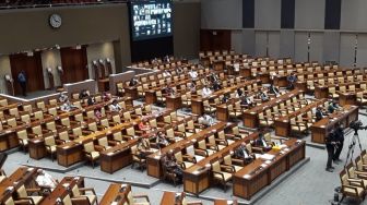 Kronologis 18 Anggota DPR Positif Corona Habis Sahkan UU Cipta Kerja