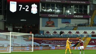 Kiper Liverpool Adrian bereaksi setelah kebobolan gol keenam mereka selama pertandingan sepak bola Liga Premier Inggris antara Aston Villa melawan Liverpool di Villa Park, Birmingham, Inggris, Senin (5/10) dini hari WIB. [PETER POWELL / POOL / AFP]