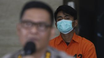 Tersangka kasus pembobolan perbankan dan akun Grab dihadirkan saat konferensi pers terkait kasus pembobolan perbankan di Bareskrim Polri, Jakarta, Senin (5/10/2020). [Suara.com/Angga Budhiyanto]