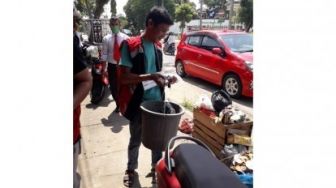 Kena Razia Masker, Pemuda di Kuansing Dihukum Pungut Sampah