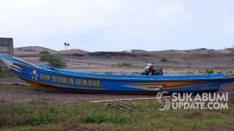 Perahu Dihantam Gelombang Tinggi di Tegalbuleud Sukabumi