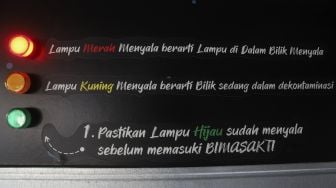 Lampu indikator tanda bilik mandi sedang digunakan di Puskesmas Kecamatan Gambir, Jakarta, Selasa (6/10/2020). [Suara.com/Angga Budhiyanto]