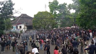 Aksi Tolak Ciptaker di Bandung Diwarnai Bakar Ban dan Pelemparan