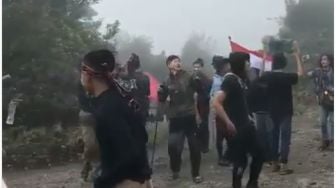 Viral Sekelompok Pendaki Joget-joget di Gunung, Banjir Cibiran