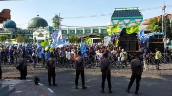 Demo UU Cipta Kerja Buruh Surabaya Hari Ini Ratusan, Besok Turun Ribuan