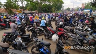 Ribuan Buruh Cianjur Gelar Aksi Mogok Kerja Tolak UU Cipta Kerja